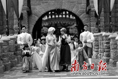 香港迪士尼开启夏雪节和艾莎女皇一起过暑假