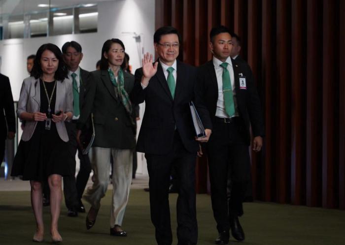 香港特首率官员戴绿色配饰宣布施政报告透露出哪些信息？